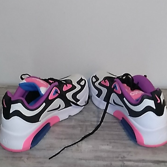 Nike shoes - Picture 1 of 2